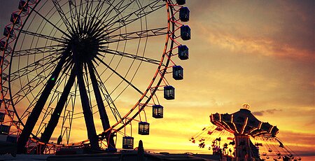 Riesenrad in der Dämmerung