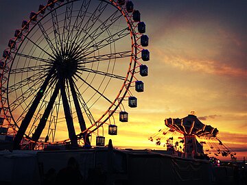 Riesenrad in der Dämmerung