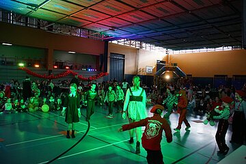 Kinderball in Rain